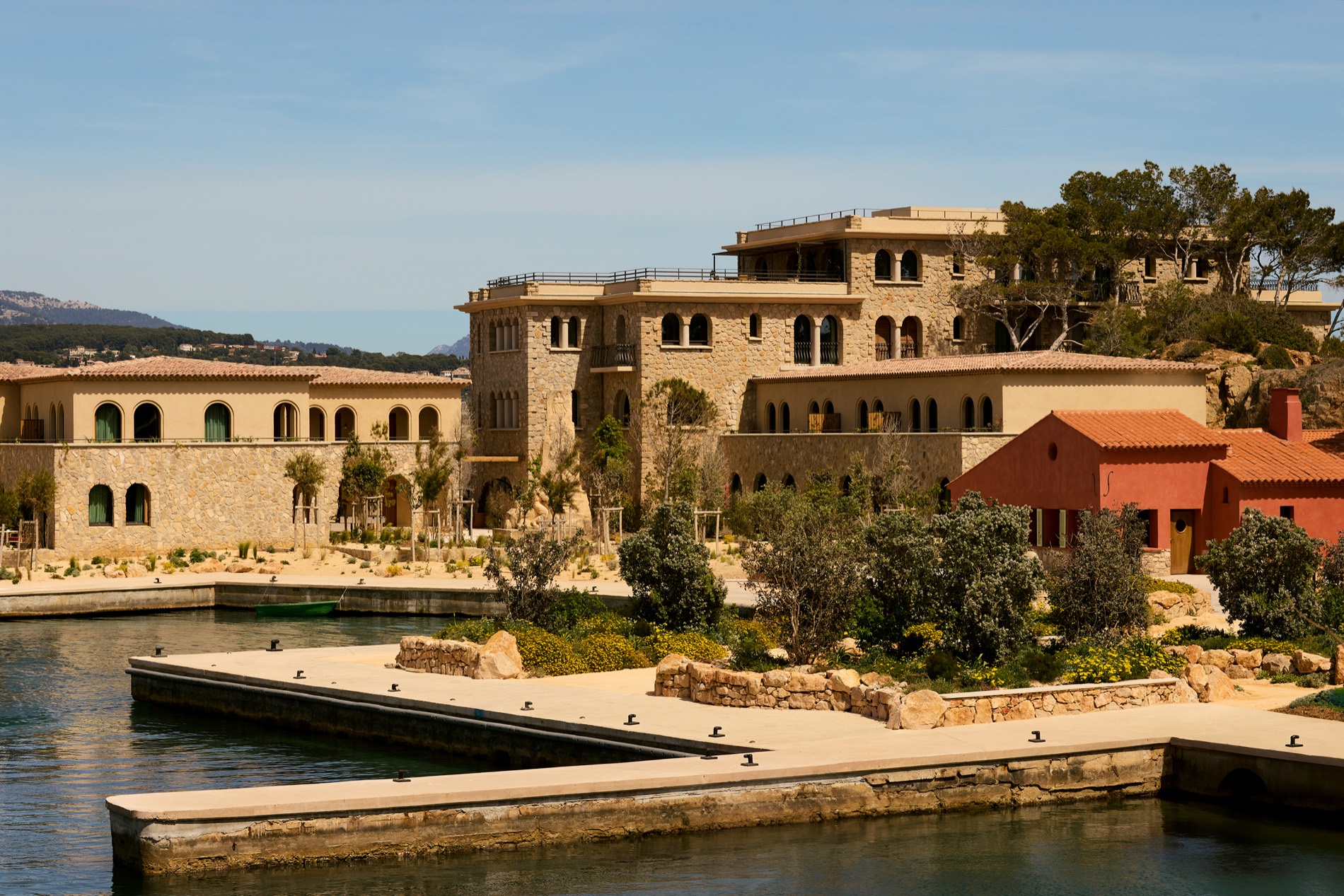 Zannier Île de Bendor — island exterior and harbor