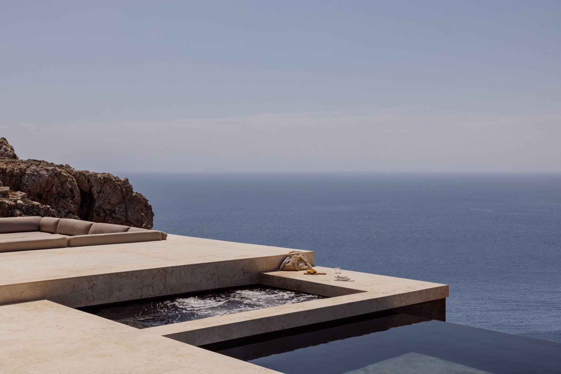 The jetted tub and infinity pool on the cliff edge of the Four-Bedroom Villa at Gundari