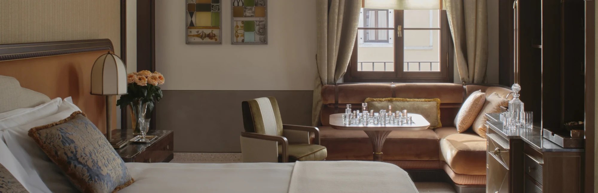 A guest room with a window banquette at Orient Express Venice