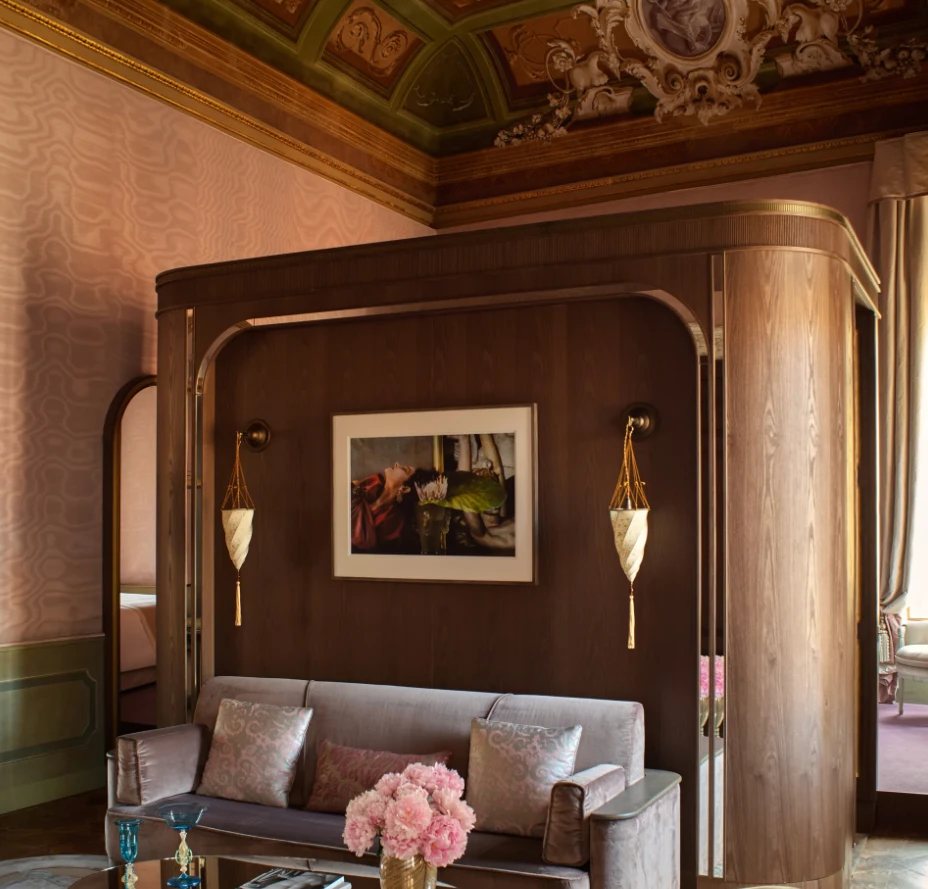 A suite sitting room with a painted ceiling, moiré walls and a walnut alcove