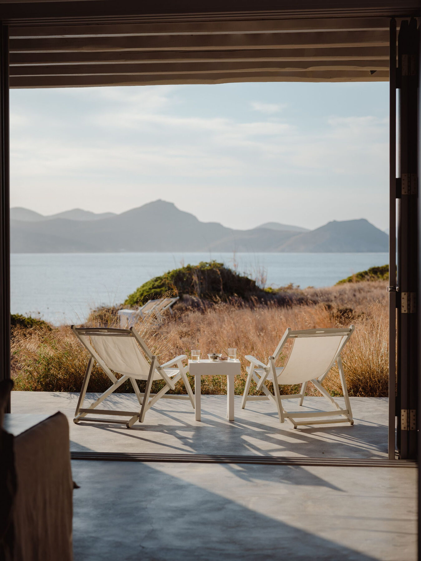 White Pebble Suites, Milos